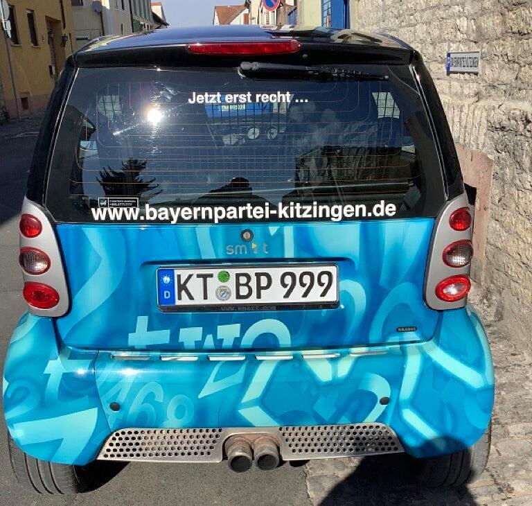 Neuer Smart mit neuer Aufschrift: 'Jetzt erst recht...' prangt trotzig auf der Heckscheibe. Neuer Smart mit neuer Aufschrift: 'Jetzt erst recht...' prangt trotzig auf der Heckscheibe.