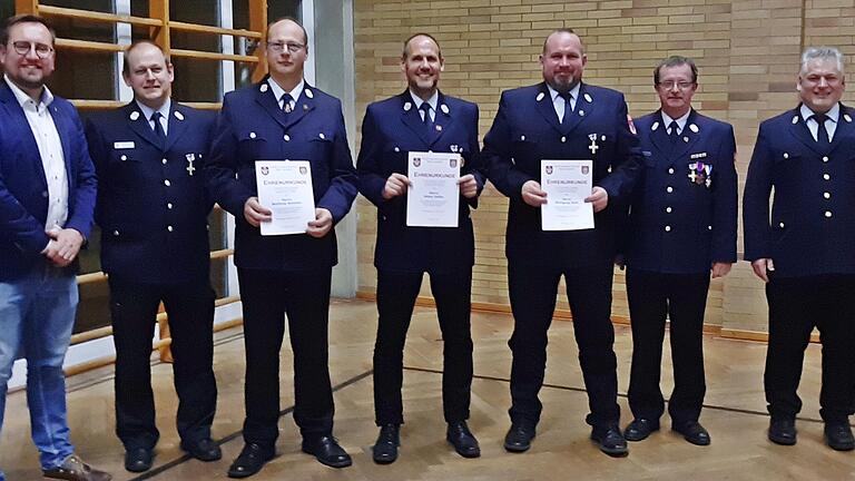 Mit der Ehrennadel des Kreisfeuerwehrverbandres wurden Matthias Scheller (langjähriger Kommandant Rappershausen), Heiko Vetter (ehem. Stellvertretender Kommandant) und Wolfgang Kohl (ehem. Kommandant) beide aus Sondheim/Grabfeld ausgezeichnet. Mit der Ehrennadel des Kreisfeuerwehrverbandres wurden Matthias Scheller (langjähriger Kommandant Rappershausen), Heiko Vetter (ehem. Stellvertretender Kommandant) und Wolfgang Kohl (ehem. Kommandant) beide aus Sondheim/Grabfeld ausgezeichnet.