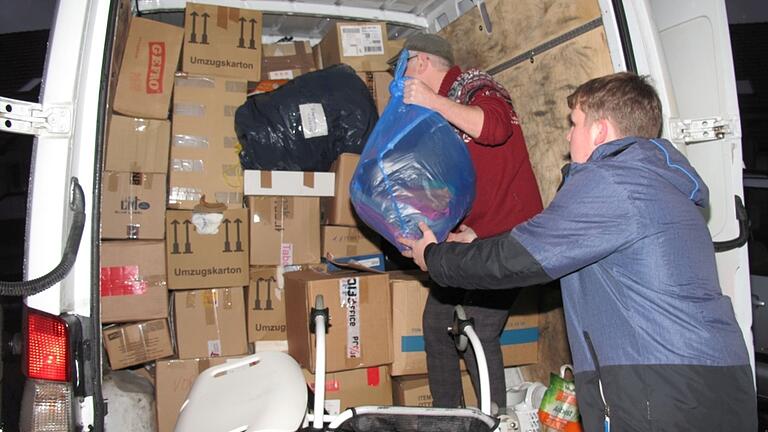 Vollgepackt bis unters Dach wurde der Transporter, jede Lücke war gefüllt. Vollgepackt bis unters Dach wurde der Transporter, jede Lücke war gefüllt.