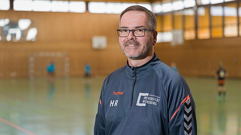 Heinz Reinders (im Bild) übernimmt zusammen mit Jonathan Rudingsdorfer übergangsweise das Training der Kickers-Frauen. Heinz Reinders (im Bild) übernimmt zusammen mit Jonathan Rudingsdorfer übergangsweise das Training der Kickers-Frauen.