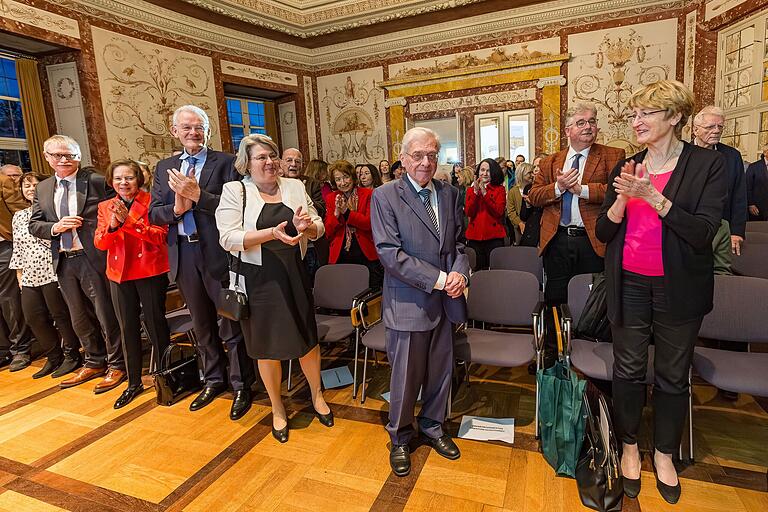 Stehender Applaus für Stefan Kummer (erste Reihe, Zweiter von rechts). Georg Satzinger (erste Reihe, Vierter von links) würdigte das Werk über die Residenz als Festredner. Stehender Applaus für Stefan Kummer (erste Reihe, Zweiter von rechts). Georg Satzinger (erste Reihe, Vierter von links) würdigte das Werk über die Residenz als Festredner.