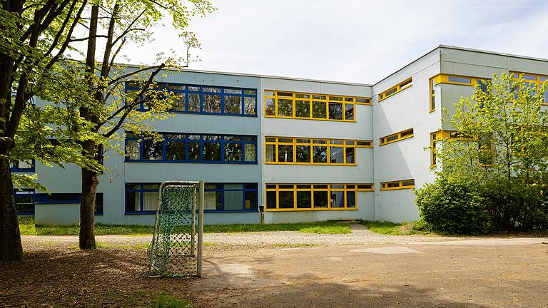 Laut geltenden Beschlüssen sollen Mittel- (im Bild) und Grundschule in Gerolzhofen künftig in einem gemeinsamen Neubau am Lülsfelder Weg unterkommen. Jetzt diskutierte der Stadtrat erneut über eine Sanierung. Laut geltenden Beschlüssen sollen Mittel- (im Bild) und Grundschule in Gerolzhofen künftig in einem gemeinsamen Neubau am Lülsfelder Weg unterkommen. Jetzt diskutierte der Stadtrat erneut über eine Sanierung.