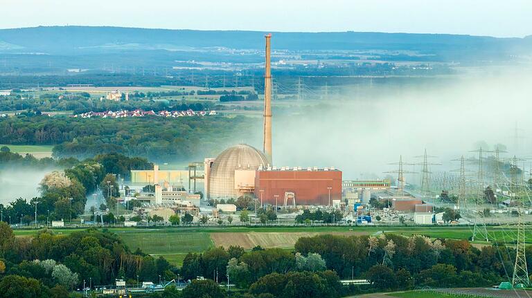 Die Staubwolke nach der Sprengung AKW-Kühltürme.&nbsp;