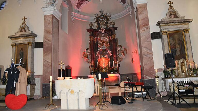 Eine spürbare Verbundenheit lag in der Luft beim finalen Sinnzeit-Gottesdienst in der Kirche in Knetzgau. Der Altarraum war passend zum Thema 'Mantel der Liebe' illuminiert.