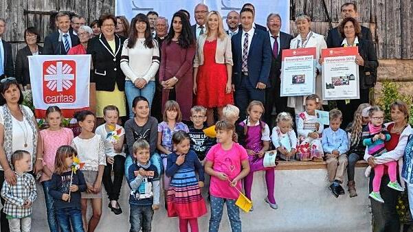 Preisträger und Verantwortliche aus Kirche, Caritas und Gesellschaft freuen sich gemeinsam über den Vinzenzpreis 2016. Er stand unter dem Motto: &bdquo;Mach dich stark für Generationengerechtigkeit&ldquo;. Den mit insgesamt 5000 Euro dotierten Preis teilen sich heuer das Mehrgenerationenhaus St. Elisabeth in Kitzingen und das Mehrgenerationenhaus in Binsfeld.