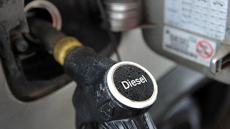 Dieselzapfhahn       -  Dieselmotoren sind sparsamer als Benziner. Das liegt unter anderem daran, dass der Kraftstoff über eine höhere Energiedichte verfügt. Foto: Patrick Pleul/dpa