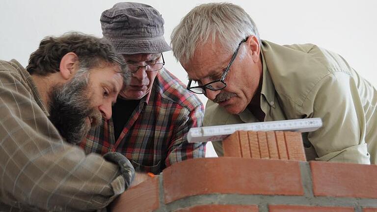 Damit am Ende alles passt, hieß es: genau arbeiten. Im Bild Peter Bittrich (von links), Herbert Häfner und Paul Vierneusel. Damit am Ende alles passt, hieß es: genau arbeiten. Im Bild Peter Bittrich (von links), Herbert Häfner und Paul Vierneusel.