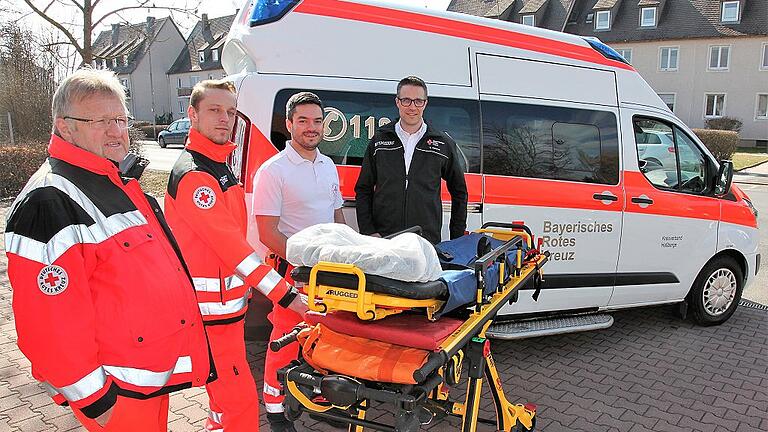 Leere Fahrtragen gibt es in diesen Tagen nur selten in den Krankentransportfahrzeugen des BRK-Kreisverbandes Haßberge. Die Grippewelle, verbunden mit überfüllten Notaufnahmen, einem deutlich gestiegenen Transportaufkommen und mitunter Aufnahmestopps für neue Patienten in Kliniken, bringt den Rettungsdienst an seine Belastungsgrenze. Um den gestiegenen Einsatzzahlen gerecht zu werden wurde für neun Tage lang ein &bdquo;Sofortprogramm&ldquo; gestartet, an dem sich auch der BRK-Kreisverband Haßberge beteiligt. Zusätzlich zu den regulär im Dienst befindlichen Einsatzfahrzeugen stellt das BRK für die Nachmittags- und Abendstunden einen weiteren Krankentransportwagen und Personal für die Abwicklung von Einsätzen bereit. Über das zusätzliche Engagement ihrer Mitarbeiter freuen sich Rettungsdienstleiter Christoph Grimmer (rechts) und der Hofheimer Rettungswachenleiter Daniel Schirmer (2. von rechts). Rettungsassistent Jürgen Sieber (links) und Rettungssanitäter Johannes Roß (2. von links) starteten am Montagnachmittag mit einem zusätzlichen Krankentransportwagen von Hofheim aus.