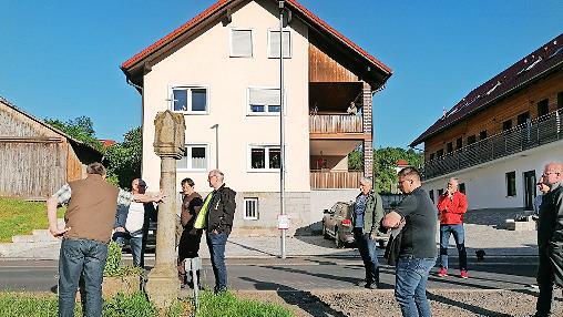 Hier soll die neue Bushaltestelle in Riedenberg mit dazugehörendem Wartehäuschen errichtet werden.       -  Hier soll die neue Bushaltestelle in Riedenberg mit dazugehörendem Wartehäuschen errichtet werden.