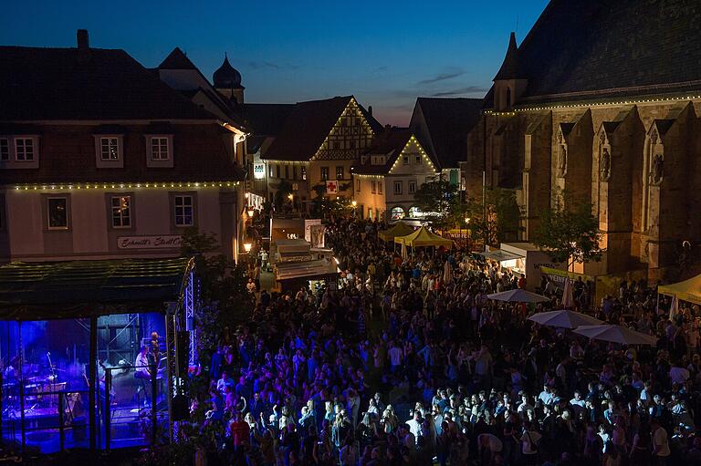 Durch die beleuchteten Giebel rund um den Marktplatz bietet das Gerolzhöfer Weinfest abends eine ganz besonders stimmungsvolle Atmosphäre.