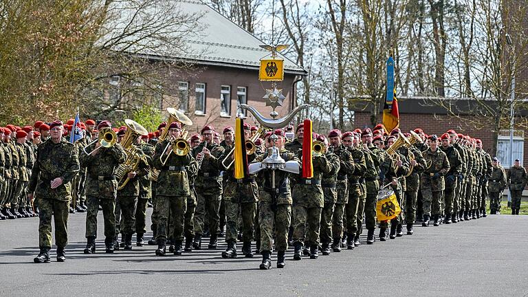 Einzug mit militärischen Ehren: Das Heeresmusikkorps Veitshöchheim spielt zur Feier des Tages.