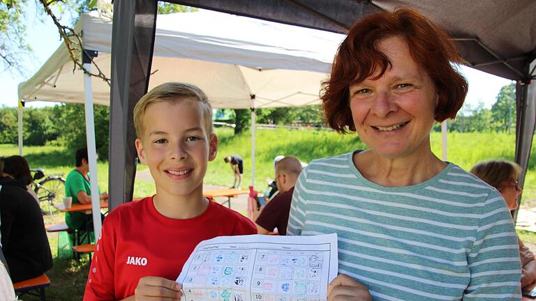 Schulleiterin Brigitte Dehe und „Dauerläufer“ Levin. Denn der Schüler kann ein fast volles Stempelblatt vorlegen.       -  Schulleiterin Brigitte Dehe und „Dauerläufer“ Levin. Denn der Schüler kann ein fast volles Stempelblatt vorlegen.