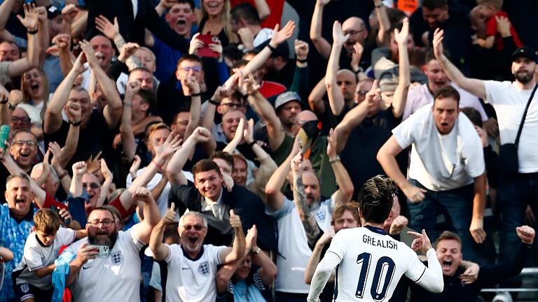 Irland - England       -  Die Fans in Dublin bejubeln Englands Jack Grealish nach seinem Tor in der 26. Spielminute.