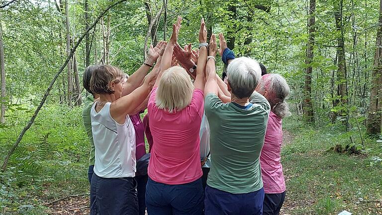 Segenstanz im Wald.