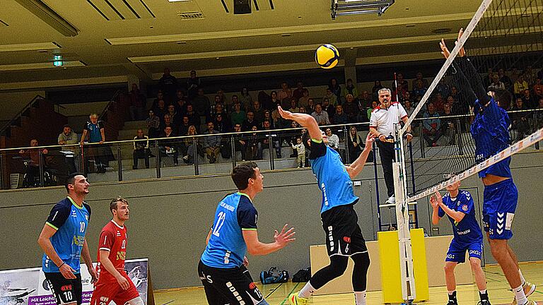 So spielten die Volleyballer des TV/DJK Hammelburg       -  Vor starker Kulisse bereitet Hammelburgs Claudius Schübel seinen Angriffsball vor im Spiel gegen den SC Memmelsdorf. Mit auf dem Bild: die TV/DJKler (von links) Branko Damjanovic, Libero Lukas Greinwald und Zuspieler Leon Greinwald.