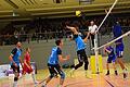 So spielten die Volleyballer des TV/DJK Hammelburg       -  Vor starker Kulisse bereitet Hammelburgs Claudius Schübel seinen Angriffsball vor im Spiel gegen den SC Memmelsdorf. Mit auf dem Bild: die TV/DJKler (von links) Branko Damjanovic, Libero Lukas Greinwald und Zuspieler Leon Greinwald.