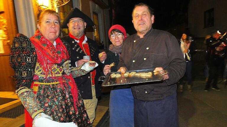 Gautracht und Gaukaviar. Thomas Eck (rechts im Bild) servierte zum Auftakt der Gaukönigshöfer Kirchweih die leckeren Schnittchen. Mit launigen Vorträgen unterhielten (von links) Sonja Pastian-Dürr,  Arnold Dürr-Rummel und Petra Neckermann- Höfner.