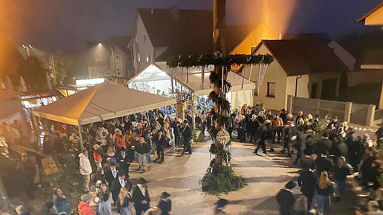 Der Tanz um den Planbaum gehört unweigerlich zu einer Plankirchweih. So auch in Sulzfeld. Oftmals war das dann schon in den Abendstunden.