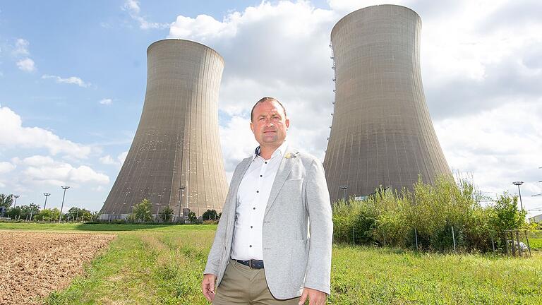 Vor der Explosion: Christian Keller, Bürgermeister von Grafenrheinfeld (Lkr. Schweinfurt), im August 2024 vor den Kühltürmen des AKW, als diese noch standen.