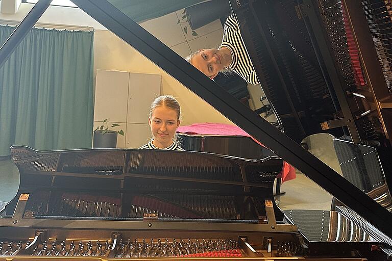 Lia Rückert aus Obereßfeld hatte Anfang des Jahres ihre Musiktitel ausgewählt und immer wieder geübt. Natürlich war das Spiel auf dem großen Flügel etwas ganz anderes als das Instrument zu Hause. Deshalb konnte man sich vorher einspielen Lia Rückert aus Obereßfeld hatte Anfang des Jahres ihre Musiktitel ausgewählt und immer wieder geübt. Natürlich war das Spiel auf dem großen Flügel etwas ganz anderes als das Instrument zu Hause. Deshalb konnte man sich vorher einspielen