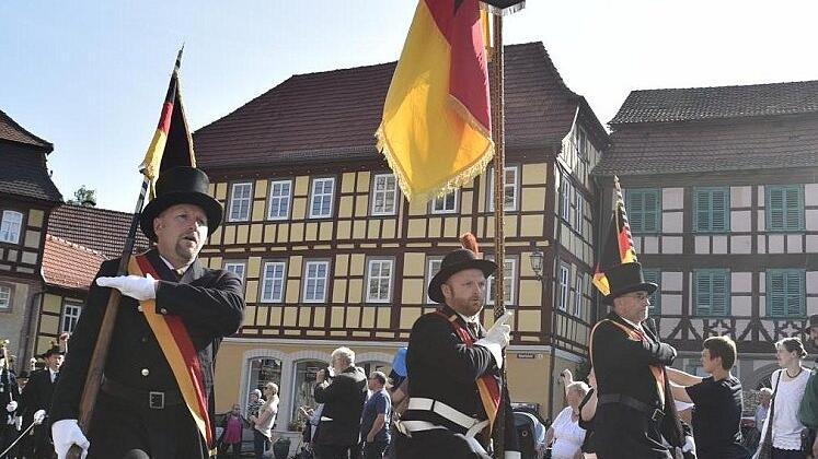 Im Stechschritt brachte die Abordnung die schwarz-rot-goldene Fahne auf den Marktplatz.