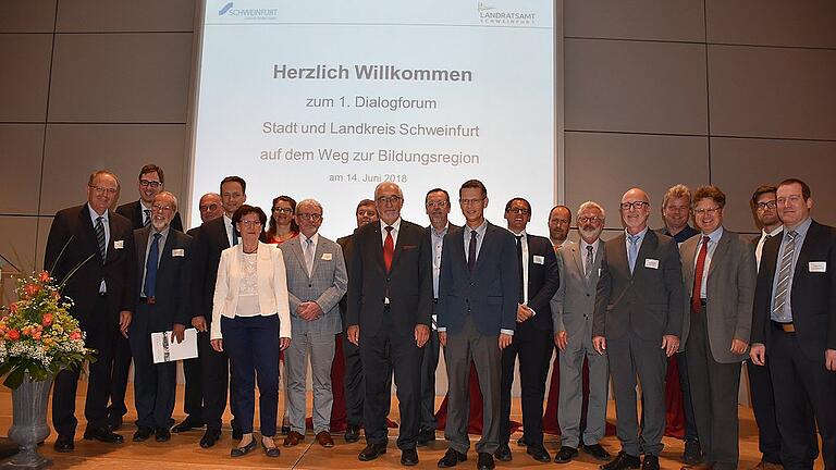 Beim Dialogforum für Vernetzung und Ausbau der Bildungsmöglichkeiten: Neben den Sprechern der sechs Säulen, deren Arbeitskreise etabliert wurden, sind hier auch Regierungspräsident Paul Beinhofer, OB Sebastian Remelé (Bildmitte), sowie Gustav Eirich (links, Sprecher der Konferenz der Schulaufsicht), Leitender Ministerialrat Bernhard Butz (Zweiter von links) und Landrat Florian Töpper (Fünfter von links) zu sehen. Foto Helmut Glauch