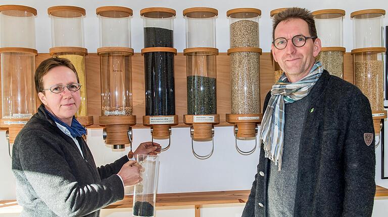 Ein reichhaltiges Angebot an ökologisch erzeugten Produkten bieten Petra Sandjohann und Bernhard Schreyer in ihrem Hofladen. Getreidekörner kann der Kunde frisch abfüllen. Ein reichhaltiges Angebot an ökologisch erzeugten Produkten bieten Petra Sandjohann und Bernhard Schreyer in ihrem Hofladen. Getreidekörner kann der Kunde frisch abfüllen.