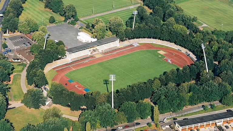 Den Entzug der Ehrenbürgerwürde für Willy Sachs und die Umbenennung des von ihm 1936 gestifteten Stadions fordert eine Initiative von acht Parteien und Wählergruppen im Stadtrat.