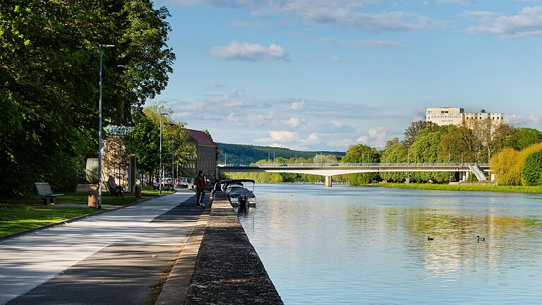 Der Fluss an der Schweinfurter Gutermannpromenade nennt sich Main. In der Region natürlich Basiswissen, für manchen Außenstehenden aber nicht.