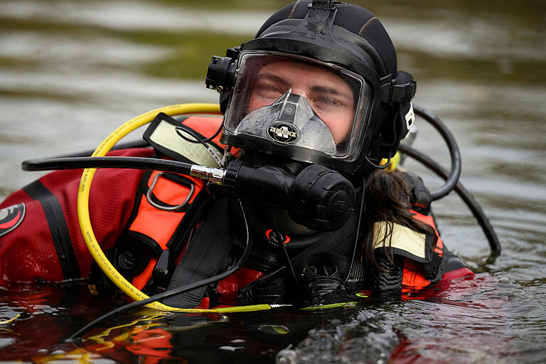 Elf Grad Wassertemperatur: Mitglieder der BRK-Wasserwacht Aub üben im alten Floßhafen in Ochsenfurt für den Ernstfall. Elf Grad Wassertemperatur: Mitglieder der BRK-Wasserwacht Aub üben im alten Floßhafen in Ochsenfurt für den Ernstfall. 