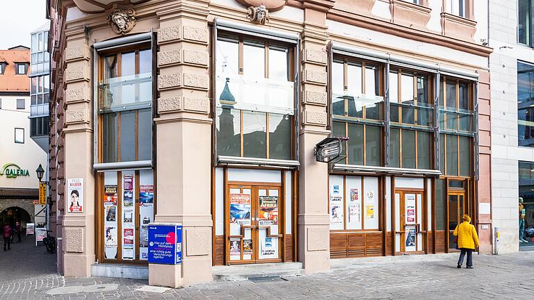 111 Jahre lang war das Café Michel am Oberen Markt in Würzburg beliebter Treffpunkt. Seit August 2022 hat das Kaffeehaus geschlossen, ein Café der Bäckerei-Kette BrotHaus soll dort eröffnen. Doch das Gebäude hat einen erheblichen Sanierungsbedarf.&nbsp;