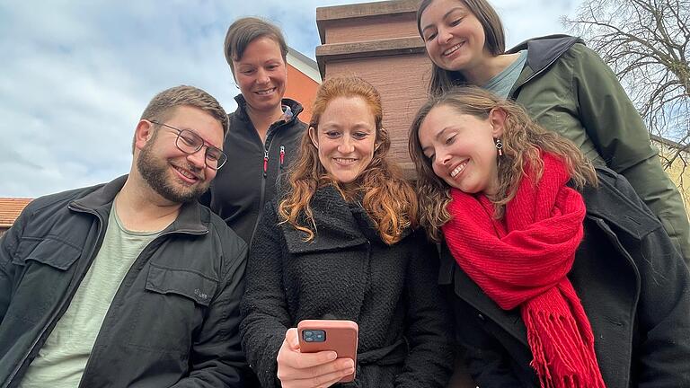 Zehn Jahre Dorfplatz-WhatsApp-Gruppe Billingshausen: Darüber freuen sich auch Gründer und langjährige Mitglieder der Gruppe (von links) Manuel Schätzlein, Marina Boy, Martina Meyer, Annalena und Selina Hüsam. Zehn Jahre Dorfplatz-WhatsApp-Gruppe Billingshausen: Darüber freuen sich auch Gründer und langjährige Mitglieder der Gruppe (von links) Manuel Schätzlein, Marina Boy, Martina Meyer, Annalena und Selina Hüsam.