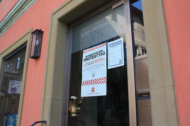 An der Eingangstür zur Stadt-Apotheke am Marktplatz in Gerolzhofen weist ein Plakat darauf hin, dass dieses Geschäft am bundesweiten Protesttag am 14. Juni geschlossen bleibt.