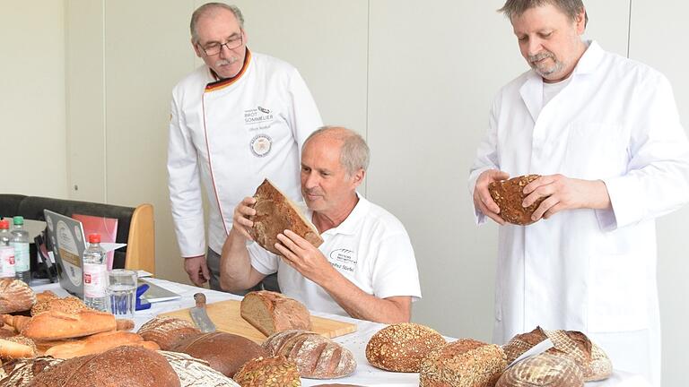 Brotprüfung mit&nbsp; Innungsobermeister Ullrich Amthor (links), Brotprüfer Manfred Stiefel und Amthors Stellvertreter Heribert Hedrich.