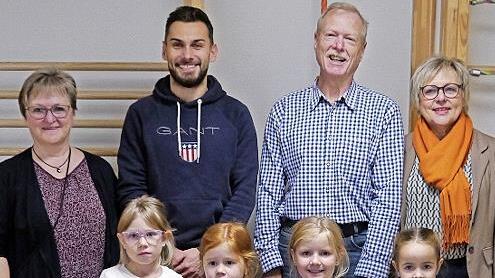 Kassiererin Petra Vogler (von rechts) und Vorsitzender Reiner Morshäuser von der Bürgerinitiative „Ortsteile Schondra gegen Südlink“ überreichten dem Leiter der KiTa, Yannik Berberich und seiner Stellvertreterin Marion Romeis die Spende. Auf unser...       -  Kassiererin Petra Vogler (von rechts) und Vorsitzender Reiner Morshäuser von der Bürgerinitiative „Ortsteile Schondra gegen Südlink“ überreichten dem Leiter der KiTa, Yannik Berberich und seiner Stellvertreterin Marion Romeis die Spende. Auf unserem Bild sind die vier mit einigen Kindern zu sehen.