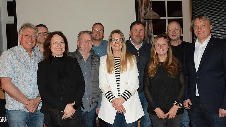 Gemeinsam mit dem neuen Ehrenvorstand Heiko Müller (rechts) wurden bei der diesjährigen Hauptversammlung der DJK Salz auch (von links) Ulrich Dahmann (Abteilungsleiter Tennis), Uwe Müller (Juniorenleiter Fußball), Enrica Poggendorf (Beisitzerin), Klaus Ziegler (Abteilungsleiter Tanzsport), Michael Liebaug (Beisitzer), Sonja Gessner (1. Kassiererin), Volker Straub (Abteilungsleiter Fußball), Melissa Stumpf (Frauenbeauftragte) und Albrecht Piater (Schriftführer) aus ihren Ämtern verabschiedet. Gemeinsam mit dem neuen Ehrenvorstand Heiko Müller (rechts) wurden bei der diesjährigen Hauptversammlung der DJK Salz auch (von links) Ulrich Dahmann (Abteilungsleiter Tennis), Uwe Müller (Juniorenleiter Fußball), Enrica Poggendorf (Beisitzerin), Klaus Ziegler (Abteilungsleiter Tanzsport), Michael Liebaug (Beisitzer), Sonja Gessner (1. Kassiererin), Volker Straub (Abteilungsleiter Fußball), Melissa Stumpf (Frauenbeauftragte) und Albrecht Piater (Schriftführer) aus ihren Ämtern verabschiedet.