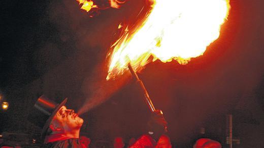 Brenzlig: Sogar ein Feuerspucker unterstützte den Eibelstadter Elferrat beim Sturm aus Rathaus.