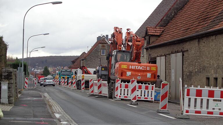 Baustellen prägen derzeit die Bundesstraße 13 in Ochsenfurt. Schon seit eineinhalb Jahren läuft die Sanierung der Würzburger Straße (Bild). Dort steht nur eine Fahrspur zur Verfügung. An mehreren Ampeln muss gewartet werden. In der Bürgerversammlung drückten Bewohner der rechtsmainischen Seite ihren Unmut über die Erschwernisse durch die Baustellen aus.&nbsp;