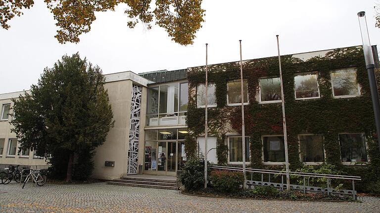 Der Friedrich-Rückert-Bau am Martin-Luther-Platz soll abgerissen werden, an seiner Stelle ab 2029 der Neubau für das Friederike-Schäfer-Heim entstehen.