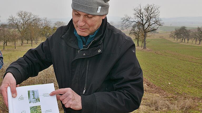 In Merkershausen stellte Kreisfachberater Georg Hansul die neue Broschüre 'Blühpakt Bayern'&nbsp; vor.