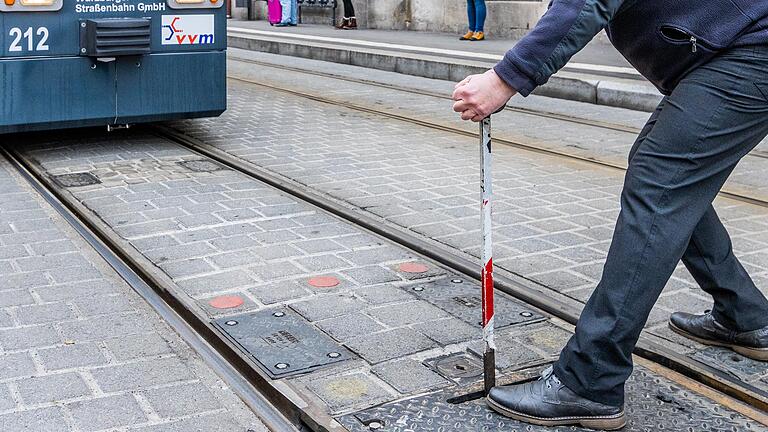 Mit einem kräftigen Ruck legt Henry Stürmer die Weiche an der Straßenbahnhaltestelle am Würzburger Sanderring um.&nbsp;