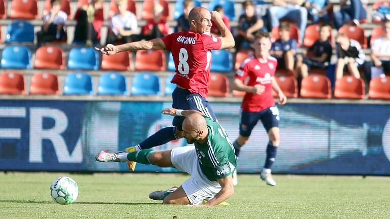 Kampfkraft gegen spielerische Qualität: Der Schweinfurter Stürmer Adam Jabiri grätscht den Unterhachinger Sechser Manuel Stiefler ab.