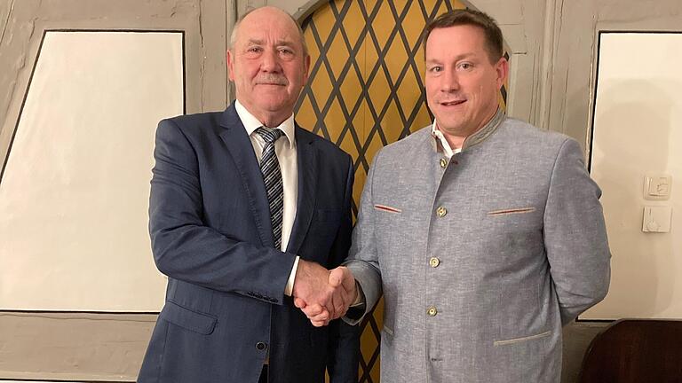 Bürgermeister Herbert Volkamer (links) nahm dem nachgerückten Gemeinderat Gunter Meidel den Amtseid ab. Bürgermeister Herbert Volkamer (links) nahm dem nachgerückten Gemeinderat Gunter Meidel den Amtseid ab.