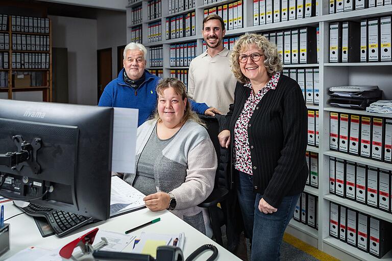 Die Geschäftsführer Rolf Pixis (links) und Tim Pixis mit den Mitarbeiterinnen Silke Kössler und Sigrid Seubert. Die Geschäftsführer Rolf Pixis (links) und Tim Pixis mit den Mitarbeiterinnen Silke Kössler und Sigrid Seubert.