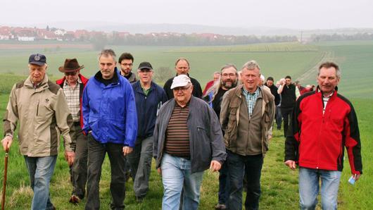 Bürgermeister Siegfried Erhard (Mitte) - hier beim Grenzgang - will sich in Zukunft öfter dem Wandern widmen. Fotos: Archiv/Stefan Geiger       -  Bürgermeister Siegfried Erhard (Mitte) - hier beim Grenzgang - will sich in Zukunft öfter dem Wandern widmen. Fotos: Archiv/Stefan Geiger