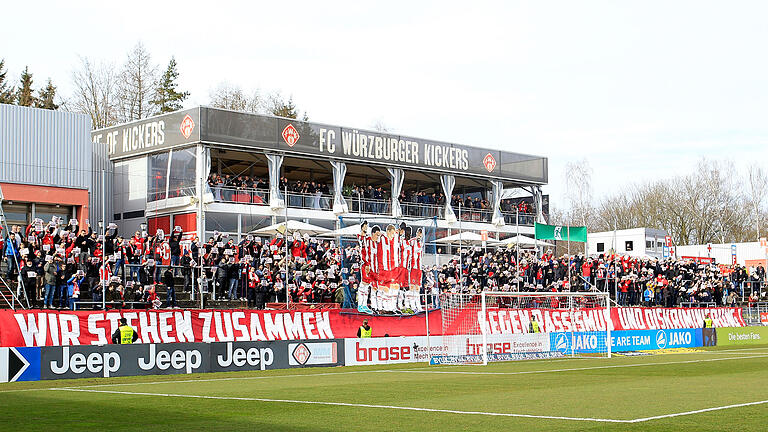 Zusammenstehen gegen Rassismus: Die Kickers-Anhänger bezogen mit einem großen Banner, tausende Zetteln und einer Choreographie Stellung.