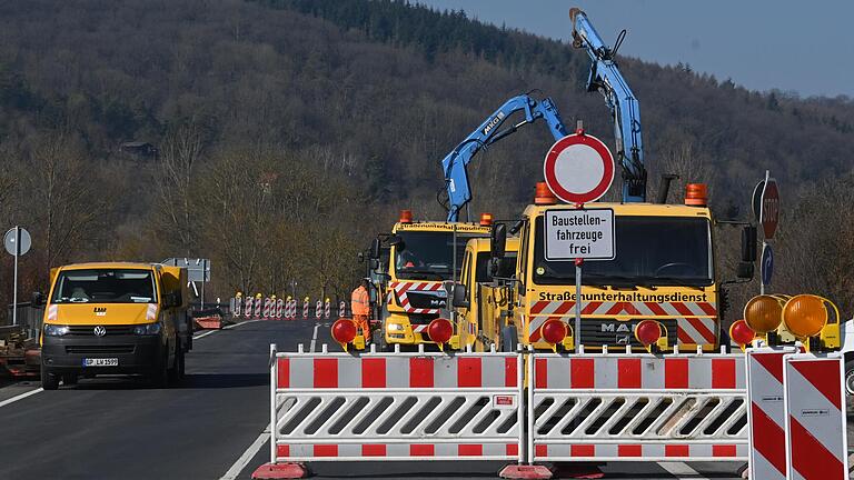 Bis nach den Sommerferien ist die B 13 bei Eibelstadt halbseitig gesperrt. Der Verkehr Richtung Würzburg und zur Autobahn wird über Heidingsfeld umgeleitet. Bis nach den Sommerferien ist die B 13 bei Eibelstadt halbseitig gesperrt. Der Verkehr Richtung Würzburg und zur Autobahn wird über Heidingsfeld umgeleitet. 