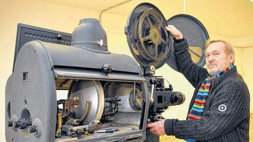 Die letzte Klappe: Jochen Ohlhaut mit einem der beiden Filmprojektoren aus dem Kino &bdquo;Torlichtspiele&ldquo; in Würzburg-Heidingsfeld.