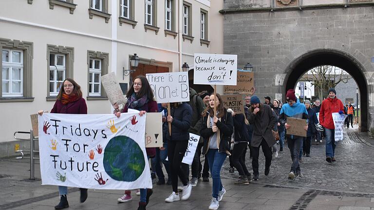 Rund 100 Jugendliche, Kinder und Erwachsene nahmen am vierten Klimastreik von Fridays for future teil.