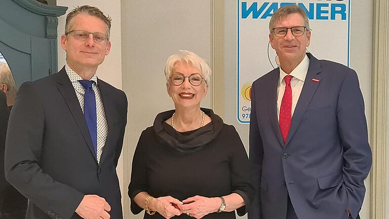 Firmenjubiläum bei Elektro-Wagner (von links): Kurt Treumann, IHK Bereichsleiter international, Margarethe Grimm-Wagner, geschäftsführende Gesellschafterin,&nbsp; und Michael Bissert, Präsident der Handwerkskammer Unterfranken.